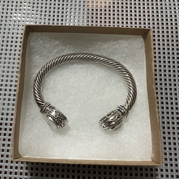 Beautiful silver tone bangle - Picture 4 of 7